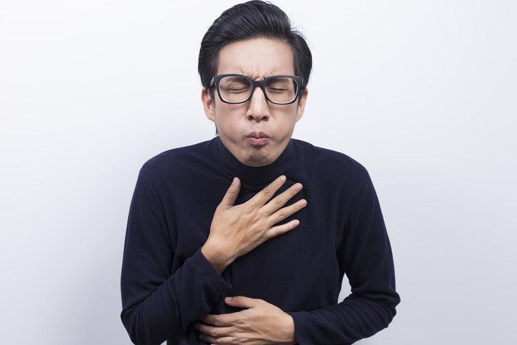 Food handler preparing meal, highlighting norovirus transmission risk in NHS settings